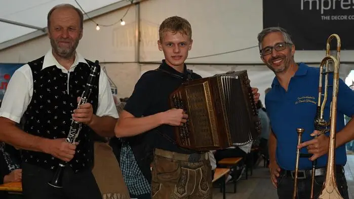 Spontane musikalische Unterstützung erhielt Mathias Ranner (an der Ziehharmonika) von Musikerkollegen aus der Trachtenkapelle, um im Festzelt für Stimmung zu sorgen.