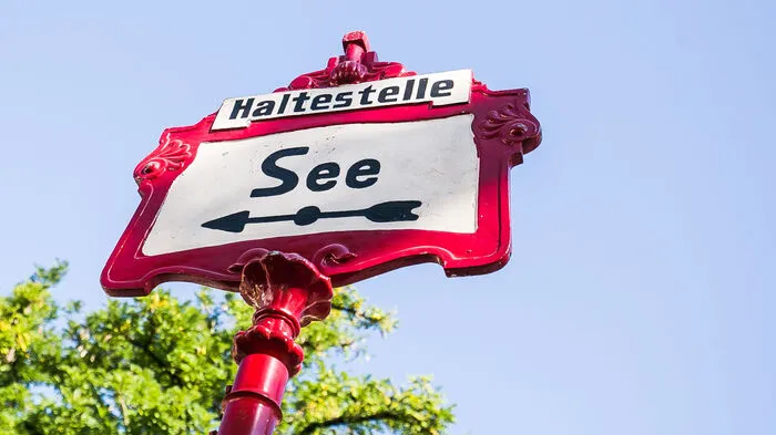 Nostalgie pur. Haltestelle der Tram am Neuen Platz