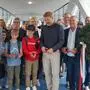 Der große Moment: Direktor Jörg Ladstätter  (l.) und Bürgermeister Harald Bergmann, Vize Erwin Schabhüttl (r.) und Schüler beim Durchschneiden des Eröffnungsbandes