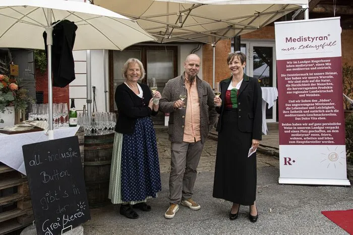 Viele Gäste stellten sich bei Seniorchefin Ingrid Allmer, Felix Allmer und seiner Partnerin als Gratulanten ein
