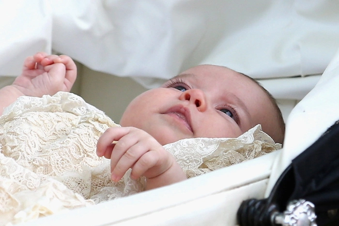 ... bis das fünfte Urenkelchen der Queen am 5. Juli 2015 in der St. Mary Magdalene Church, Sandringham, im engsten Familienkreis vom Erzbischof von Canterbury Justin Welby mit Wasser aus dem Jordan getauft wurde.