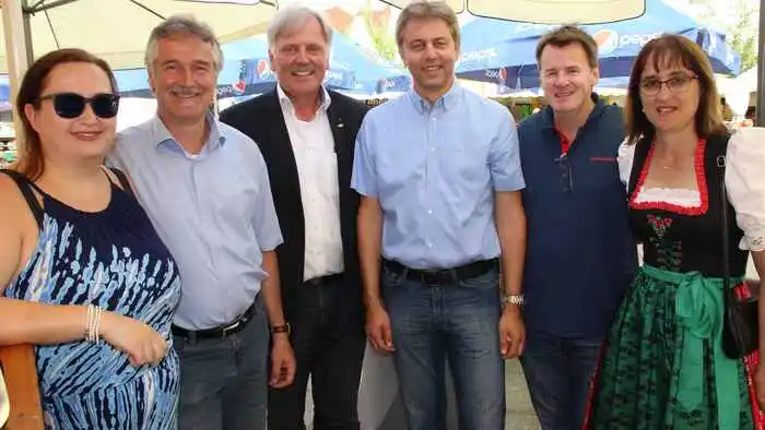 Marktreferent Hans Steinacher (3.v.r.) zeigte sich sichtlich erfreut über die gelungene Eröffnung.