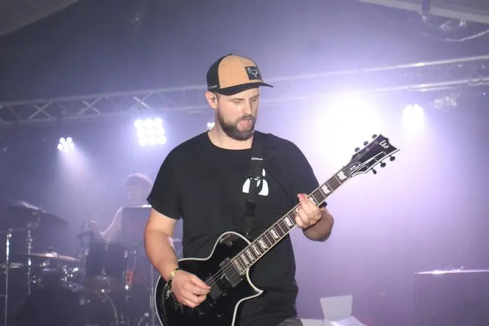 Die Bands gaben ihr Bestes und sorgten mit kraftvollen Riffs, verzerrten E-Gitarren und kraftvollen Stimmen für beste Stimmung beim Publikum.