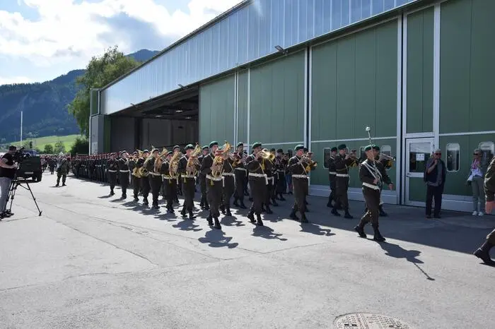 Die Militärmusik Tirol gefolgt von der Garde