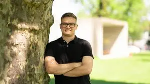 David Obermaier übersetzt beim ESC den Beitrag aus Aserbaidschan