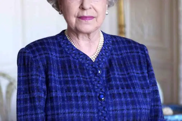 So vielfältig die Farbpalette, so klassisch die Schnitte, für die sich die Queen immer entschied, eine perfekt abgestimmte Symbiose aus schlichter Stabilität und mutiger Individualität.