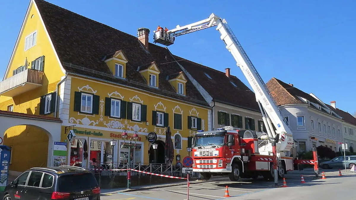 Mitarbeiter der Stadt Weiz und der Berg- und Naturwacht errichteten auf dem Draxler-Haus ein Storchennest