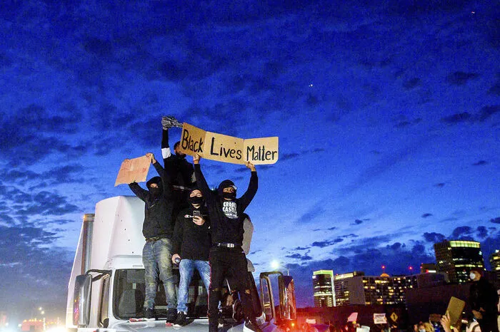 In Minneapolis, dem Ort der Tat und Ausgangspunkt der Demonstrationen, ignorierten in der Nacht auf Samstag Hunderte eine Ausgangssperre und versammelten sich an einer Polizeiwache, die in der Nacht zuvor angezündet worden war.