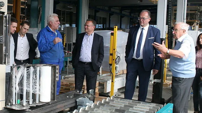 Der Minister (2. von rechts) interessierte sich bei Wito für die aktuellen „Tüfteleien“ der Techniker
