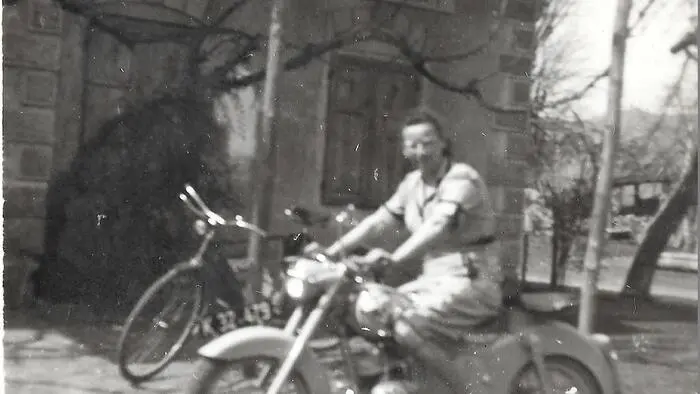 Das Schwarz-Weiß-Foto zeigt die ehemalige Gemischtwarenhandlung und Trafik von Maria Karner in der Ortschaft Aich/Dob in der Stadtgemeinde Bleiburg etwa im Jahr 1955.