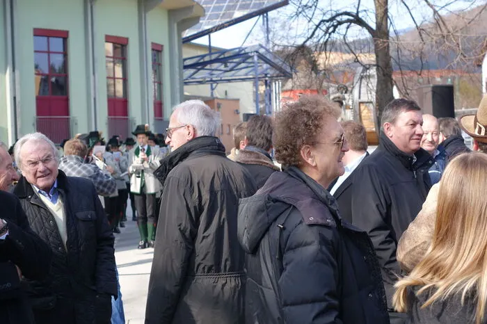Vor allem lokale Politiker, aber auch Landespolitiker waren gekommen, um den symbolischen Start für das 100-Millionen-Projekt mitzufeiern. 100 Millionen kosten die beiden Abschnitte 2 (Anschluss Preding bis Bahnhof) und 3a.