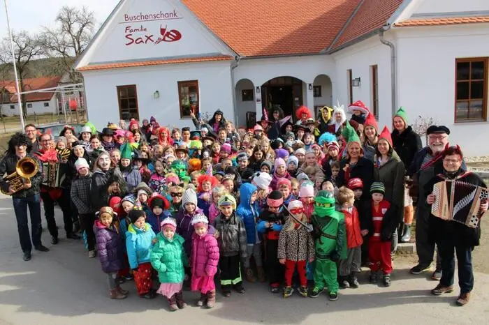 Kunterbunt war der gemeinsame Faschingsumzug von Volksschule und Kindergarten in Ilztal. Die bunte Truppe zog bis zum Buschenschank Sax, wo die Gemeinde Krapfen und Getränke bereit gestellt hatte.