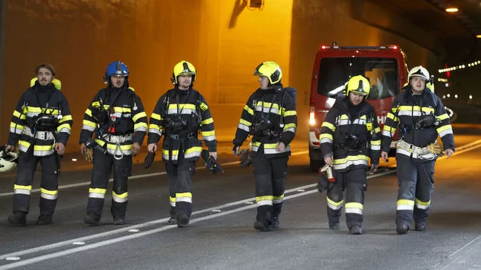 Erhobenen Hauptes verlassen diese Feuerwehrmänner den Tunnel: Sie und mehr als 130 Kollegen haben den Großbrand gelöscht