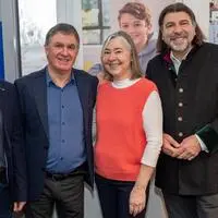 Markus Kalina (Regionalleiter der Schülerhilfe Österreich), Gerald und Sabine Still mit Bürgermeister Josef Wallner (v.l.)
