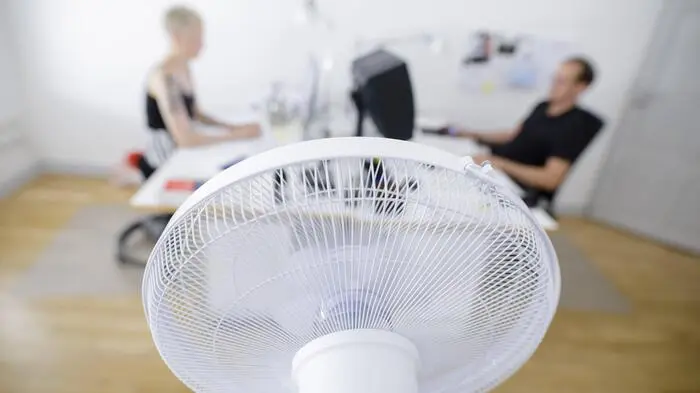 Beim Homeoffice gibt es sowohl den Trend ins Heimbüro, um schlechten Bedingungen auszuweichen, als auch vermehrt den umgekehrten Weg aus nicht gekühlten Wohnungen ins besser klimatisierte Büro