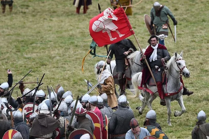 Zum Jubiläum warfen sich Tausende Angelsachsen in historische Kostüme und stellten die berühmte Schlacht von Hastings nach.