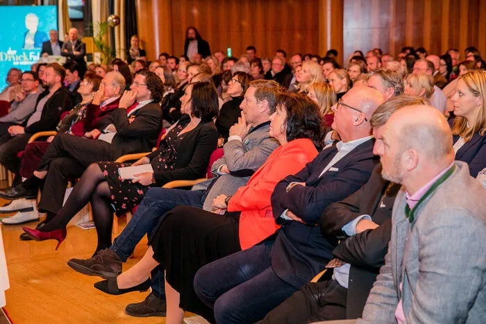 Diskutiert und zugehört wurde in einem vollen Festsaal im Casineum Velden.