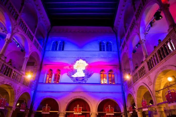 In stimmungsvollem Licht erstrahlte der Innenhof des Schlosses Porcia in Spittal. 
