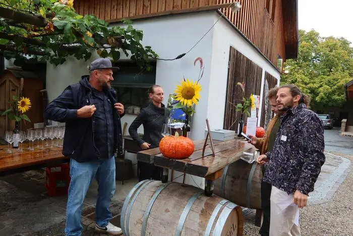 Doch nicht nur diese Weinrarität, sondern auch andere Weinspezialitäten der zehn TAU-Winzer, eine spezielle Winzergemeinschaft in Tieschen, standen für die Gäste bereit.