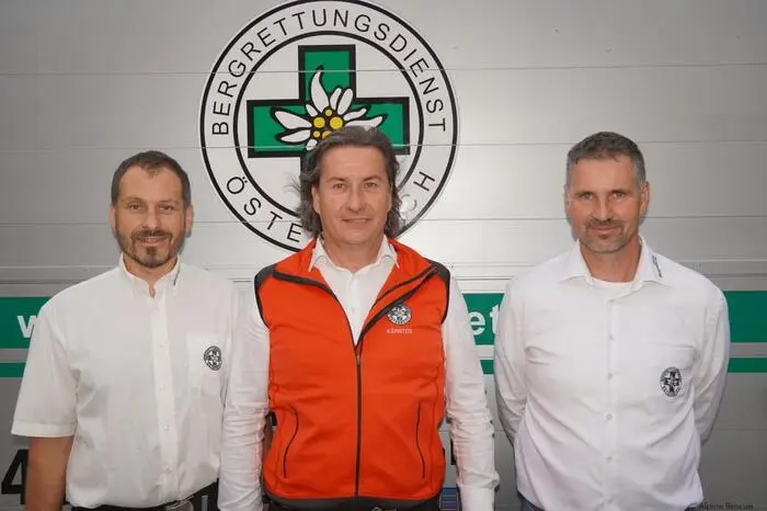 Von links: Ortsstellenleiter Johannes Stoxreiter, Landesleiter der Bergrettung Hannes Gütler und Mathias Baier