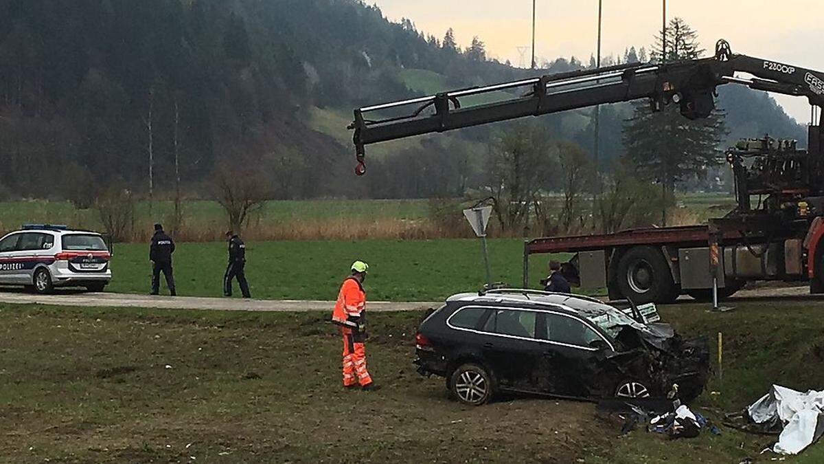 Drei junge Männer kamen Freitag von B 100 ab, einer starb