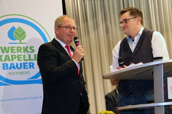 So ließen sich nach der Begrüßung durch Bürgermeister Bernd Osprian (links) neben vielen anderen Gästen auch Bundesrätin Elisabeth Grossmann, Landtagsabgeordneter Udo Hebensberger, Bezirkshauptmann Hannes Peißl, die beiden Vizebürgermeister Kurt Christof und Manfred Prettenthaler sowie Otto Roiss von der Firma Bauer diesen schwungvollen, musikalischen Genuss nicht entgehen.Durch das Programm führte in bewährter Weise Thomas Vollmann.