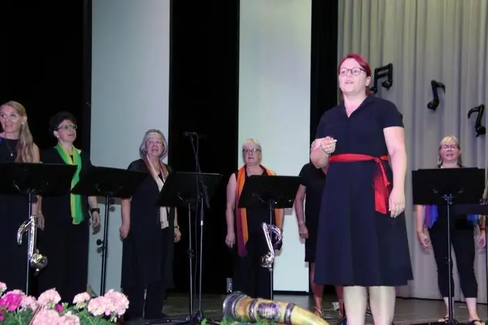 Unter der musikalischen Leitung von Heide-Marie Reif begeisterten die Sängerinnen und Sänger mit Liedern aus unterschiedlichen Epochen und Anlässen.