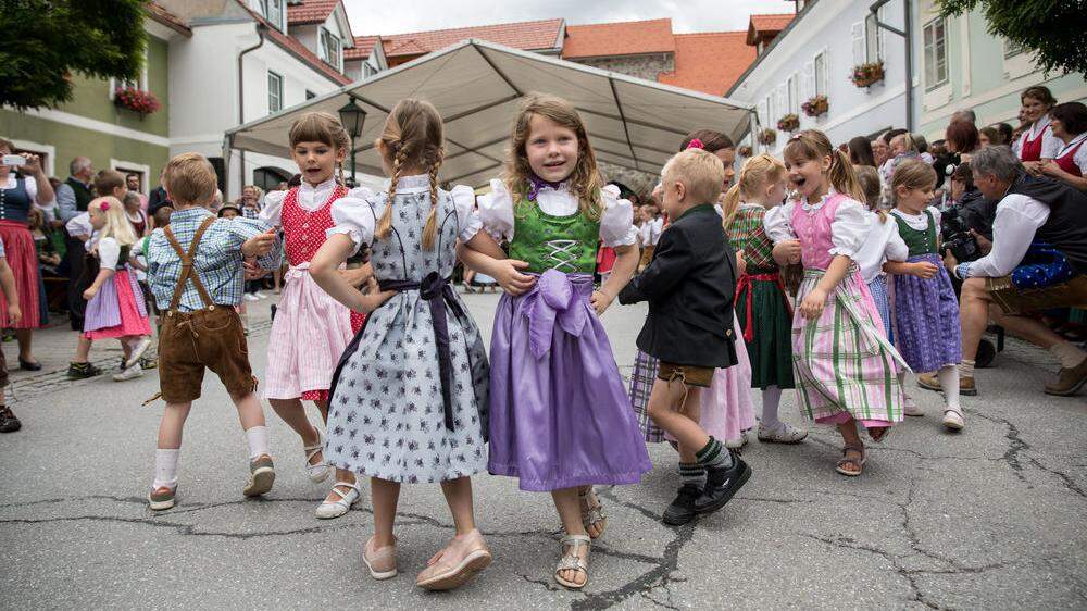 Herziger Auftakt: Kindergarten und Volksschule Winklern studierten Volkstänze ein