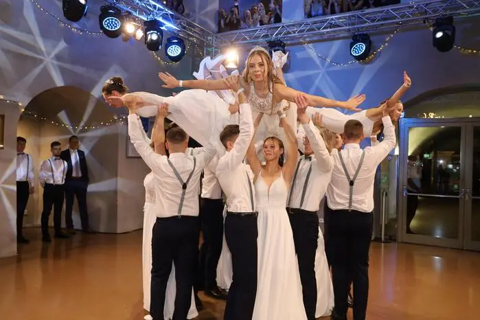 Die sechzehn Maturanten und Maturantinnen zeigten eine sensationelle Balleröffnungsshow.