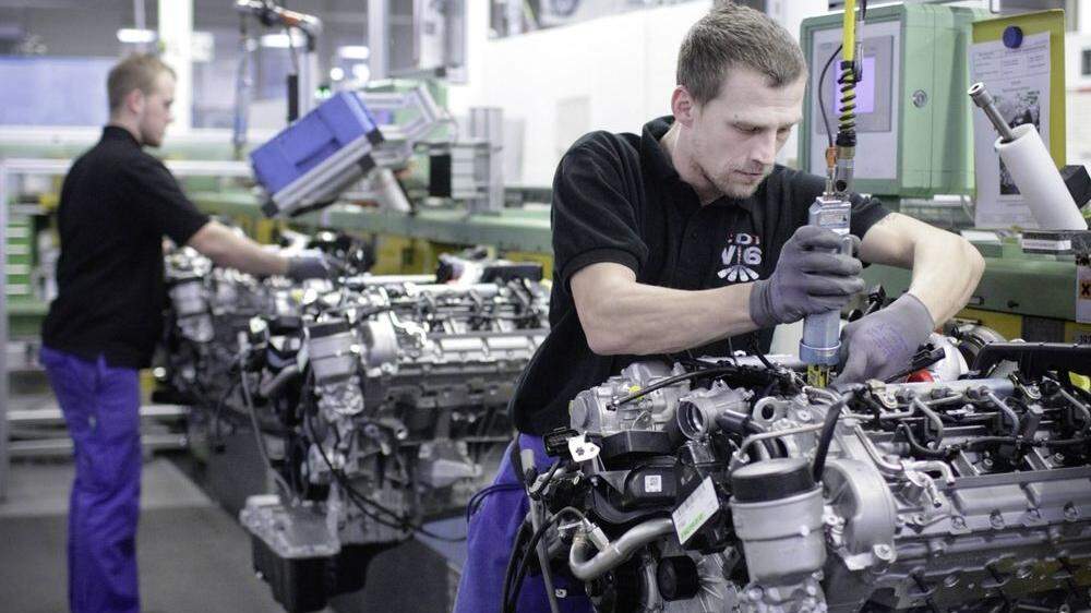 Mitarbeiter bei der Motorenproduktion im Mercedes-Benz-Werk in Berlin-Marienfelde