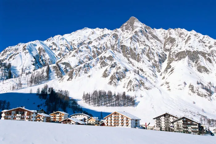 Die höchstgelegene Zollfreizone Europas lockt nicht nur mit mehr als 50 exklusiven Dutyfreegeschäften: Samnaun lockt mit erstklassigen Hotellerie und prämierter Kulinarik ins Schweizer Dreiländereck mit Österreich und Italien. 