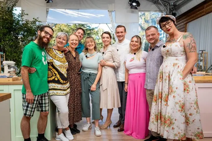 Das sind die Kandidatinnen und Kandidaten für „Das große Backen Österreich“ mit der Jury, Eveline Wild und Philipp Zauner