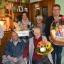 Das diamantene Ehepaar Frieda und Otmar Hofer mit Gratulanten