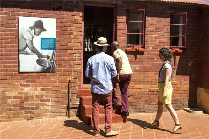  ... ist es doch die einzige Straße weltweit, in der zwei Nobelpreisträger (Nelson Mandela, Desmond Tutu) lebten. An die Schülerproteste erinnern einige Statuen und ein Museum.