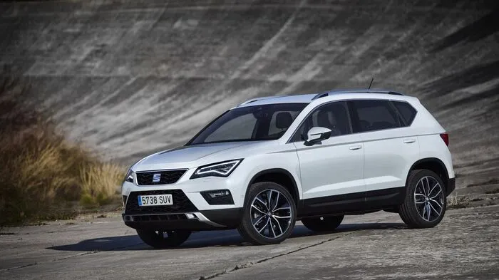 Schon als die ersten Fotos des SUV von Seat aufgetaucht sind, war der Rummel um den Ateca riesig. Jetzt verraten die Spanier den Preis des jüngsten Familienmitglieds: Der Ateca ist ab 19.990 Euro in Kürze bestellbar, darüber hinaus bietet der Ateca zur Markteinführung im Juli als erster Seat serienmäßig eine fünfjährige Werksgarantie (max. 100.000 Kilometer).