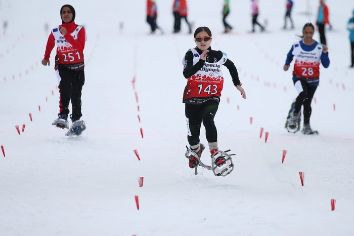 100m-Schneeschuhlauf Divisionings in Ramsau am Dachstein: Yuen Ling Law (Hong Kong) in Führung