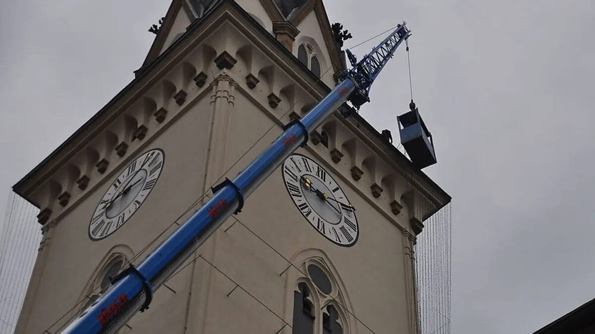 Am Stadtpfarrturm sind die Monteure derzeit im Einsatz