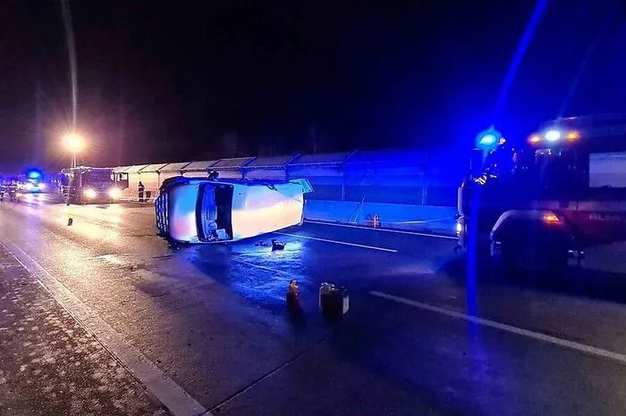 Auf der A2 überschlug sich zwischen Laßnitzthal und Laßnitzhöhe ein Kastenwagen in Fahrtrichtung Graz.