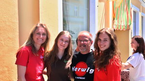 Bei einer letzten Feier am vergangenen Samstag nahmen zahlreiche Gäste gemeinsam Abschied vom beliebten Café und seinem Wirt Herwig Hofer in St. Ruprecht an der Raab