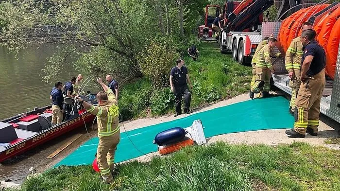 Berufsfeuerwehr errichtete Ölsperre 