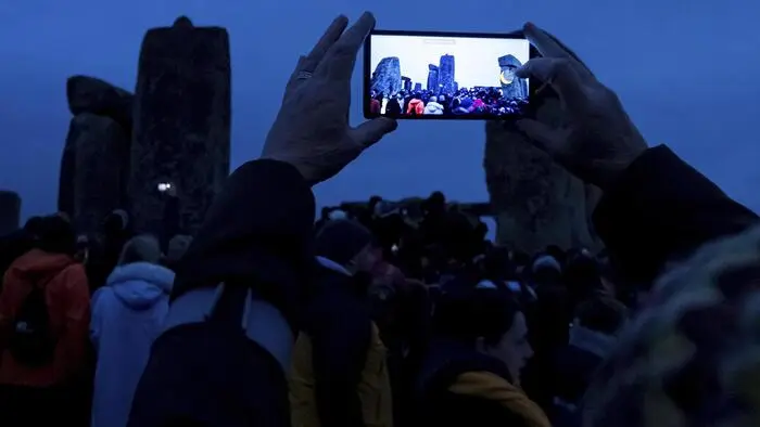Tausende Menschen haben die Wintersonnenwende am steinzeitlichen Monument Stonehenge in England gefeiert. 