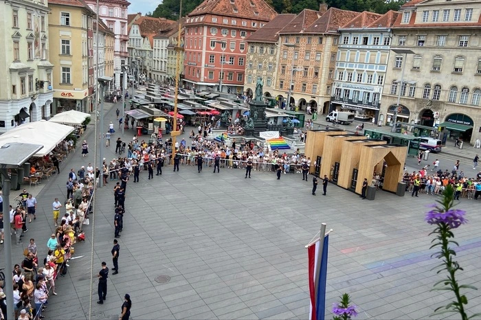 Warten auf die Ankunft der Besucher.