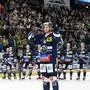 Ambri-Piotta-Stürmer Dominic Zwerger feierte mit den Fans den 4:3-Sieg über ZSC