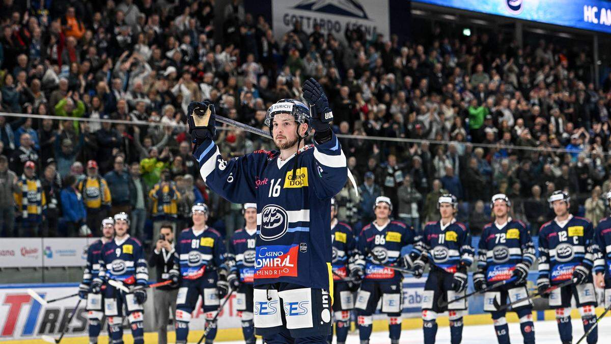 Ambri-Piotta-Stürmer Dominic Zwerger feierte mit den Fans den 4:3-Sieg über ZSC