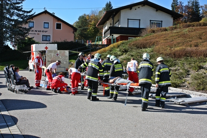 Neben der Brandbekämpfung mussten mehrere verletzte Personen von Atemschutztrupps aus den stark verrauchten Räumlichkeiten gerettet werden.