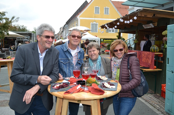 Mit dabei waren unter anderem Knöpferlstreich, der Sieger der Kleine Zeitung Platzwahl 2016 (beliebteste Volksmusikgruppe), der Harmonika Weltmeister Denis Novato aus Triest, die Deutschlandsberger Stadtkapelle ...