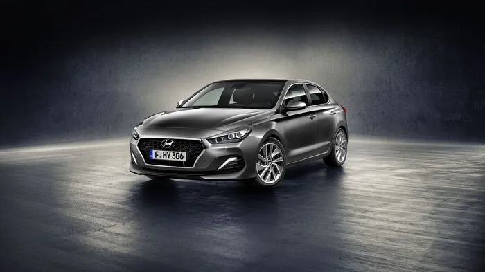 Der Hyundai i30 Fastback bringt ab Anfang 2018 die Linienführung eines fünftürigen Coupés in die koreanische Kompaktklasse. Und das sieht wirklich nicht schlecht aus.
