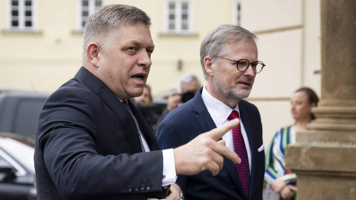 Der tschechische Premier Petr Fiala (rechts) und sein slowakischer Amtskollege Robert Fico | Der tschechische Premier Petr Fiala (rechts) und sein slowakischer Amtskollege Robert Fico