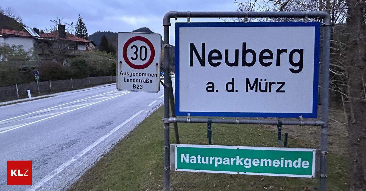 Neuberg-an-der-M-rz-70-J-hrige-war-nach-Kollision-mit-Lkw-im-Auto-eingeklemmt