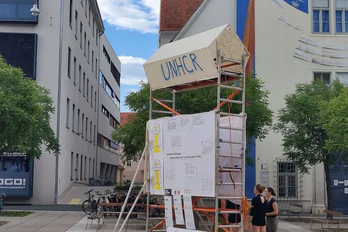 Das fahrbare Gerüst mit dem Zelt an der Spitze soll laut "Netzwerk für Moria" symbolisieren, dass die Flüchtlinge keinen Boden unter den Füßen haben, nirgendwo ankommen können und von Lager zu Lager geschoben werden